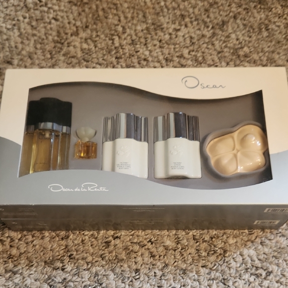 Oscar de la Renta Other - VINTAGE Oscar de la Renta Set in White and Silver